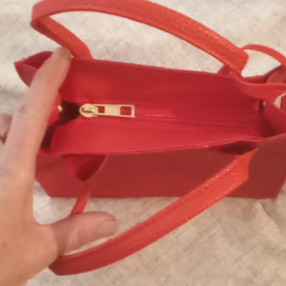 Red small satchel with crossbody strap - Picture 3 of 6
